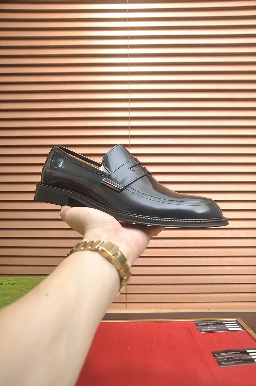 Men's shoes💰500💶Italy's top luxury men's shoe giant (GUCCI) (Gucci) (full cowhide lining) new arrival🍃Original European style🔰 Pleasant to the eye😍In order to make the shoes more durable and non-deformable🌀The production continues to follow traditional methods but there is still no lack of innovation💪Choose original sheepskin for the leather♻️ Smooth and natural And extra bright ⭐Made of imported cowhide, the first choice of rich people 38-45 (45 customized)